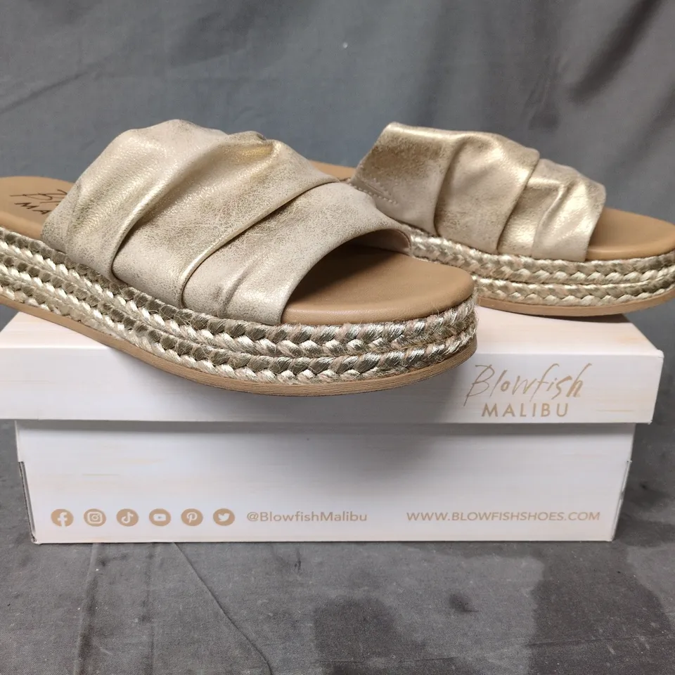BOXED PAIR OF BLOWFISH MALIBU SANDALS IN GOLD SIZE 7