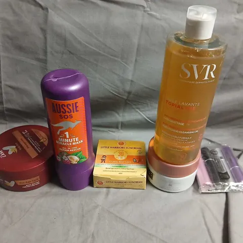 APPROXIMATELY 15 ASSORTED HEALTH & BEAUTY PRODUCTS TO INCLUDE SHAMPOOS, DOVE AND SUN CREAM