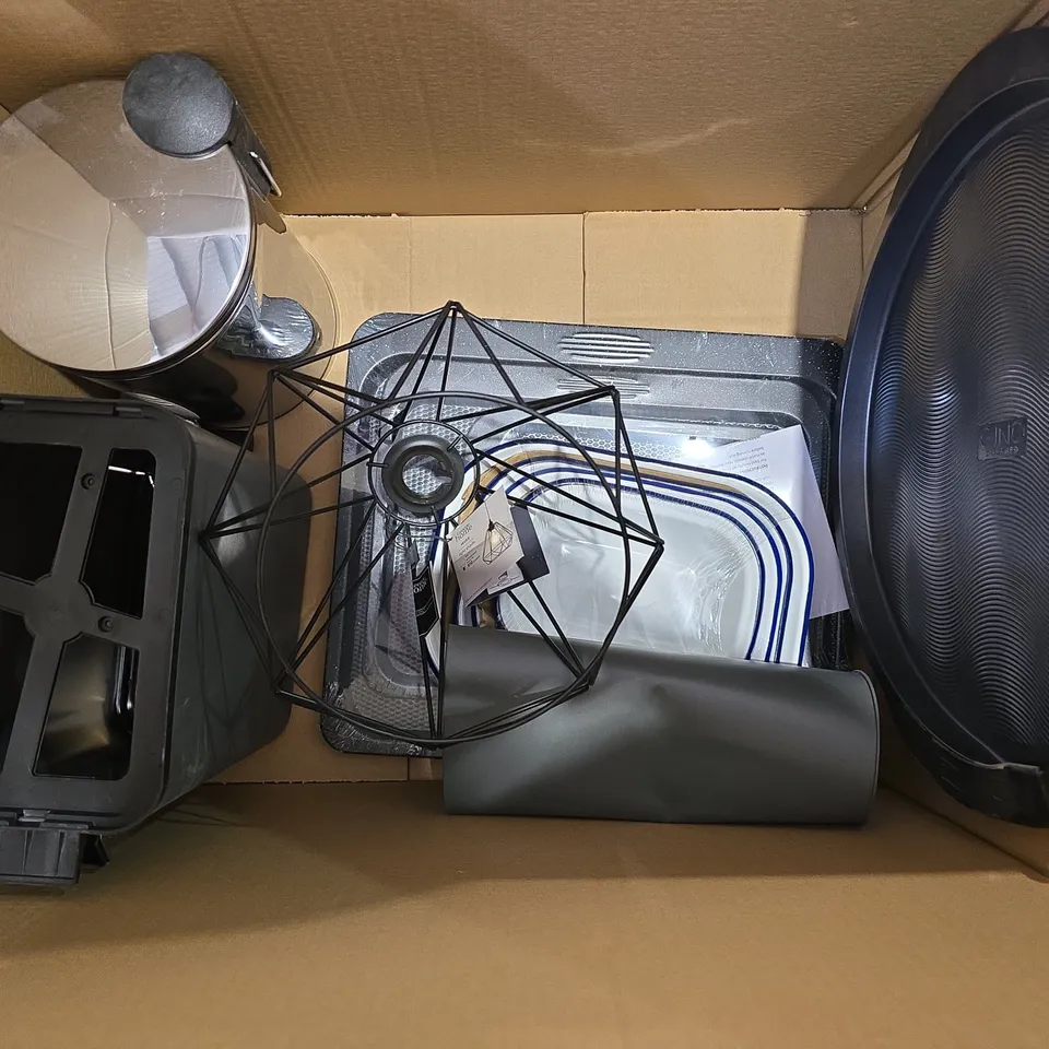 BOX OF APPROXIMATELY 8 ASSORTED HOUSEHOLD ITEMS TO INCLUDE - CHILDRENS CLOCK, WOK, AND CHRISTMAS DECOR ETC. 