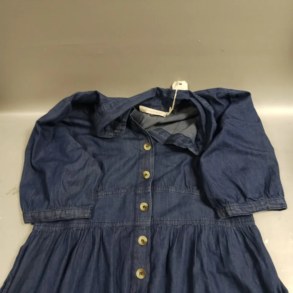APPROXIMATELY 10 ASSORTED CLOTHING PRODUCTS IN ASSORTED SIZES AND STYLES 