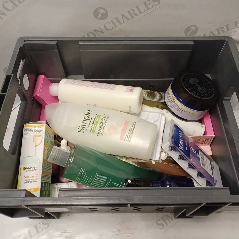 LOT OF APPROXIMATELY 20 COSMETICS ITEMS TO INCLUDE MAN CAVE SEA SALT SHOWER GEL, ST TROPEZ INSTANT TAN GLOSS, ELEMIS ENGLISH GARSDEN BODY BALM, ETC
