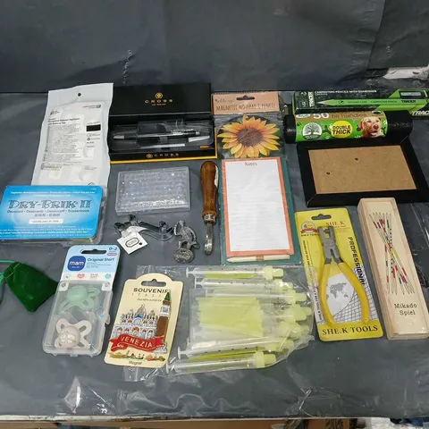 APPROXIMATELY 12 ASSORTED ITEMS TO INCLUDE - CROSS FOUNTAIN PEN, DOGGY BAGS, AND MIKADO SPIEL ETC. 