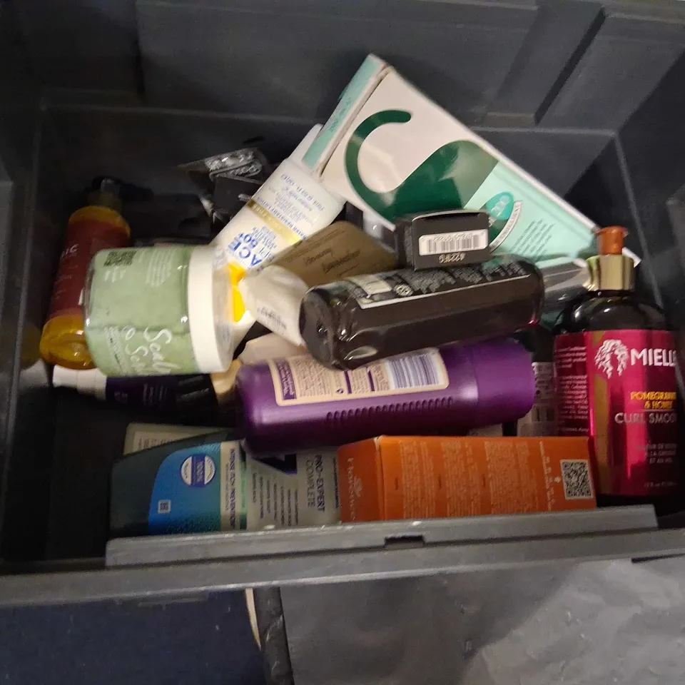 LARGE QUANTITY OF ASSORTED HEALTH AND BEAUTY PRODUCTS TO INCLUDE; RADOX, GILETTE, NIVEA AND GARNIER