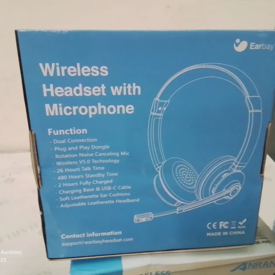 BOX CONTAINING LARGE AMOUNT OF BOXED ELECTRICAL ITEMS TO INCLUDE: HEADPHONES, LAMPS, CHARGING CABLES CHILDREN'S TABLET, SOLAR WIRELESS SECURITY CAMERA AND LOTS MORE 