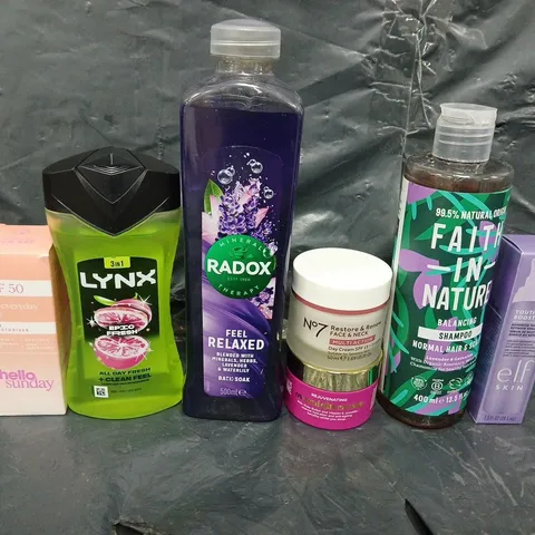 APPROXIMATELY 15 ASSORTED HEALTH & BEAUTY PRODUCTS TO INCLUDE LYNX, RADOX SHOWER GELS AND NO7