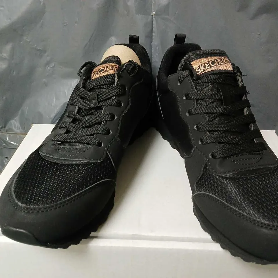 SKECHERS LACE UP TRAINERS IN BLACK - UK 7