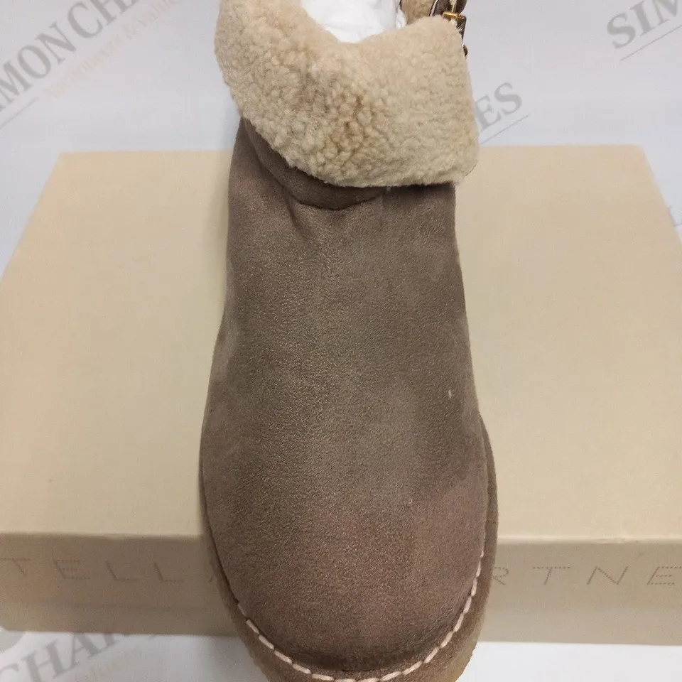 BOXED PAIR OF STELLA MCCARTNEY KICKAPOO LOW BOOT PEBBLE SIZE 38