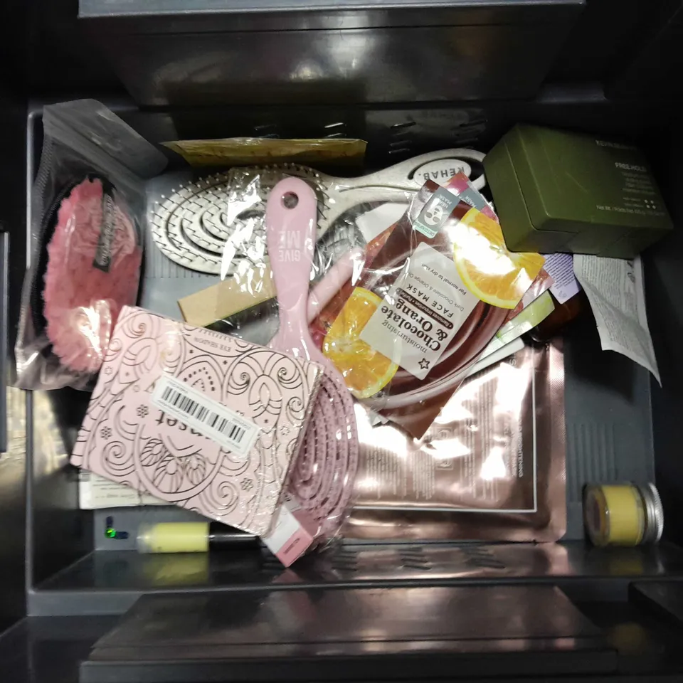 APPROXIMATELY 20 ASSORTED COSMETICS ITEMS TO INCLUDE COSROS HIGHPRIME COLLAGEN FILM, GIVE ME ARGAN CONDITIONER (300ml), GRACE LILY HAND CREAM (50ml), ETC