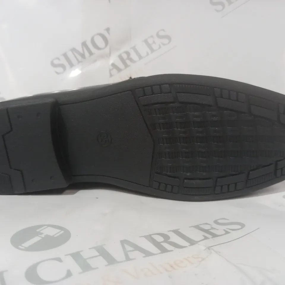 BOXED PAIR OF DESIGNER SHOES IN GLOSSY BLACK EU SIZE 35