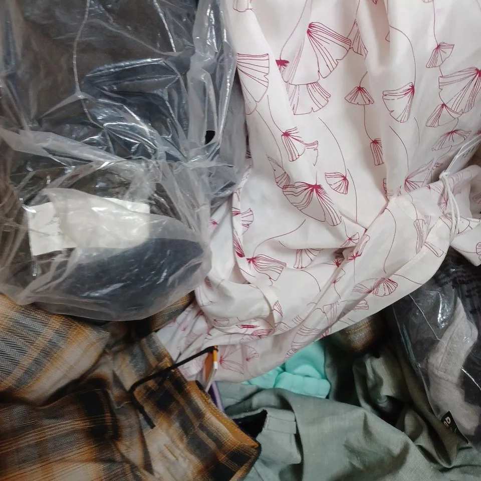 BOX OF APPROXIMATELY 15 ASSORTED CLOTHING ITEMS TO INCUDE - HAT, SHOES , JACKET ETC