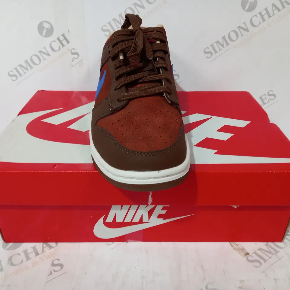 BOXED PAIR OF NIKE DUNK LOW RETRO PRM SHOES IN BROWN/BLUE UK SIZE 7