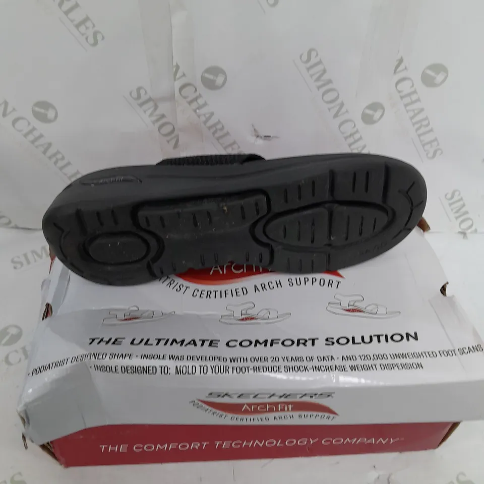 BOXED PAIR OF SKETCHERS ARCHFIT SANDAL SIZE 8 IN BLACK 