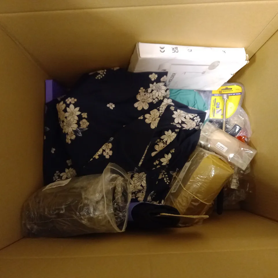 BOX OF APPROX 10 HOUSEHOLD ITEMS TO INCLUDE BATH MAT, TOILET ROLL HOLDER AND INTERLINKED SMOKE ALARM