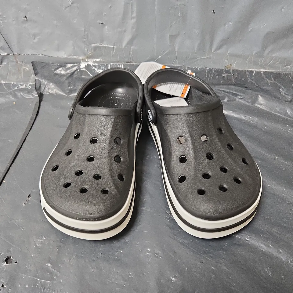 UNBOXED PAIR OF CROCS BAYABAND CLOGS IN BLACK - UK M4/W5