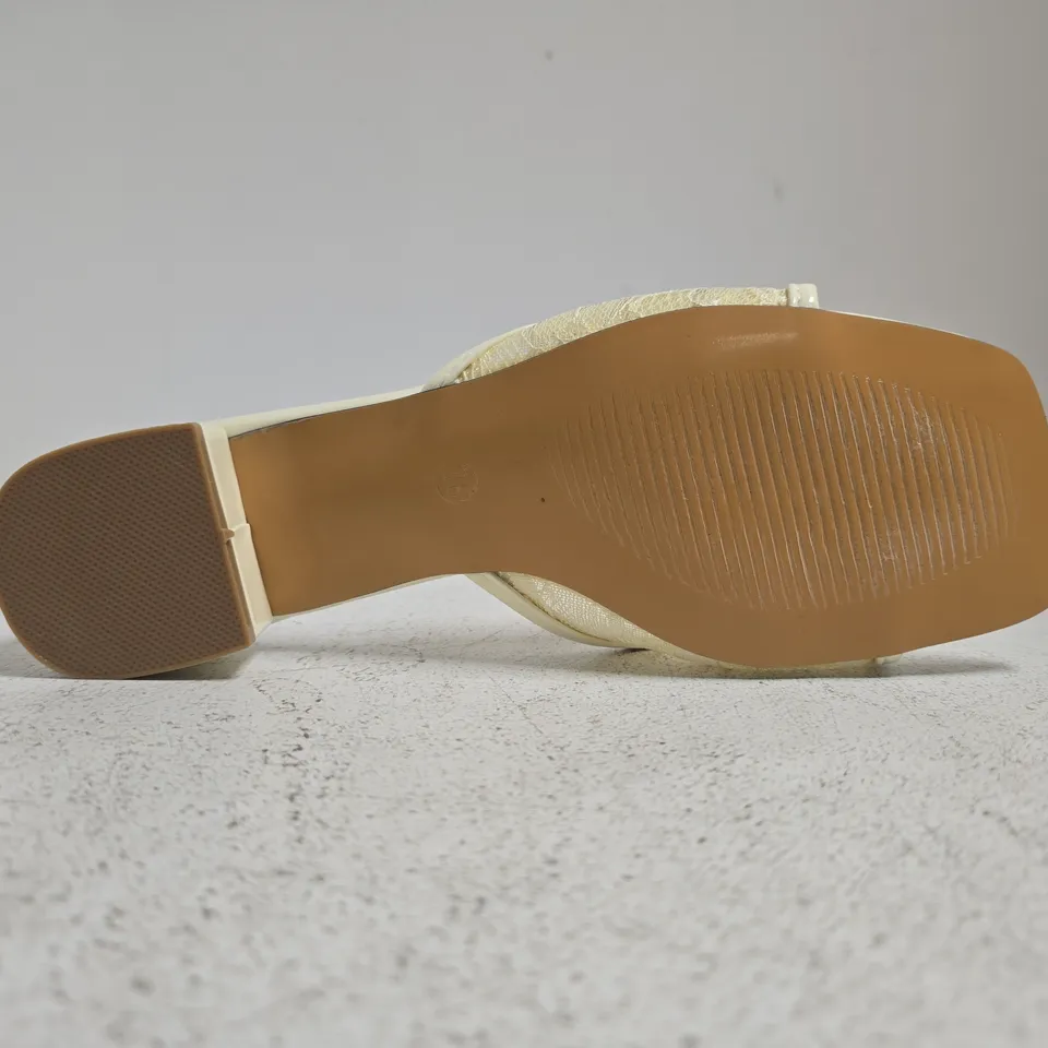 BOXED PAIR OF UNBRANDED OPEN TOE SANDALS IN BANANA CREAM SIZE EU 38