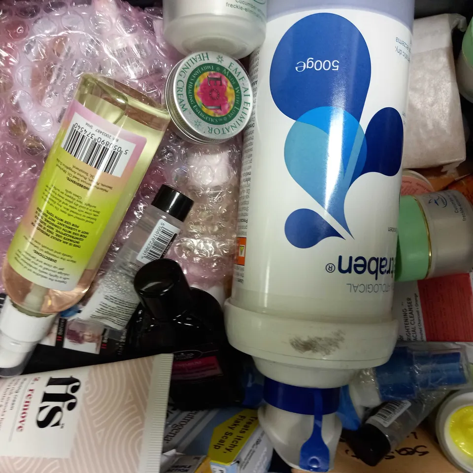 LOT OF APPROXIMATELY 20 ASSORTED HEALTH & BEAUTY ITEMS, TO INCLUDE SUN CARE, LIP GLOSS, HAND CREAM,  ETC