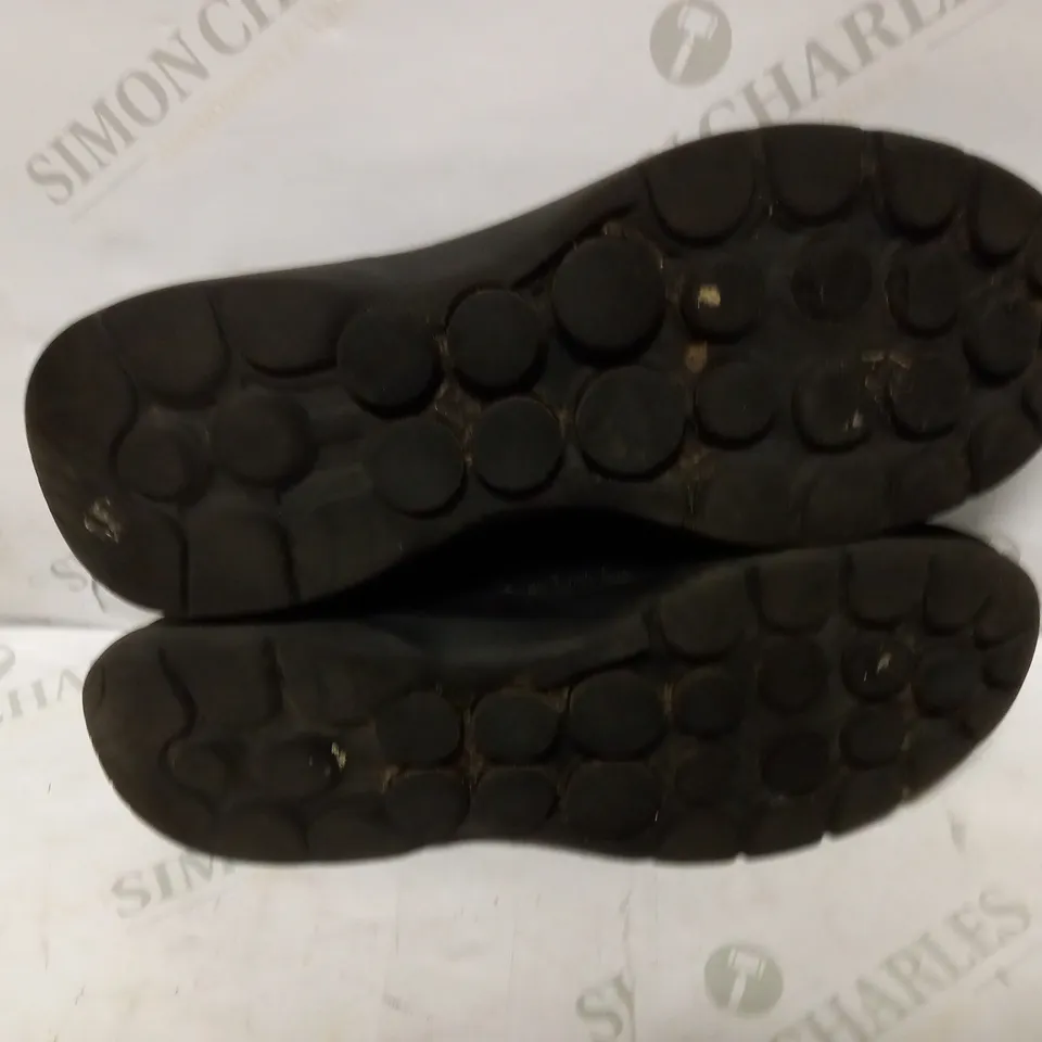 SKECHERS SLIP ON TRAINER IN BLACK - UK 11