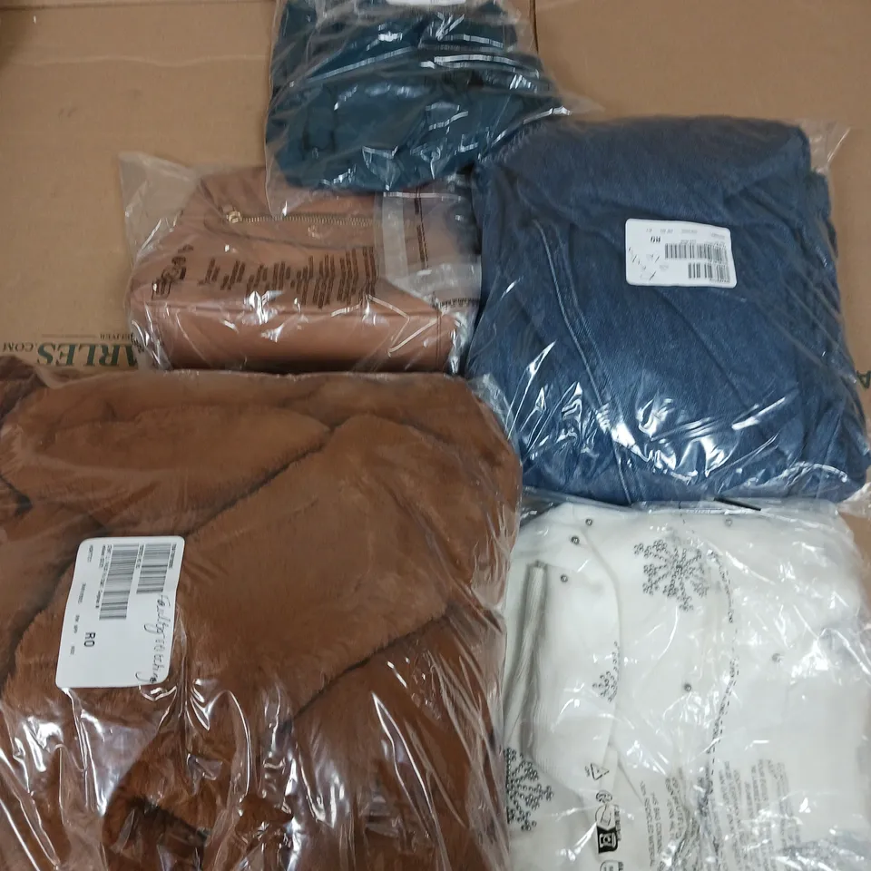 BOX OF APPROXIMATELY 15 ASSORTED CLOTHING ITEMS IN VARIOUS STYLES, COLOURS AND SIZES