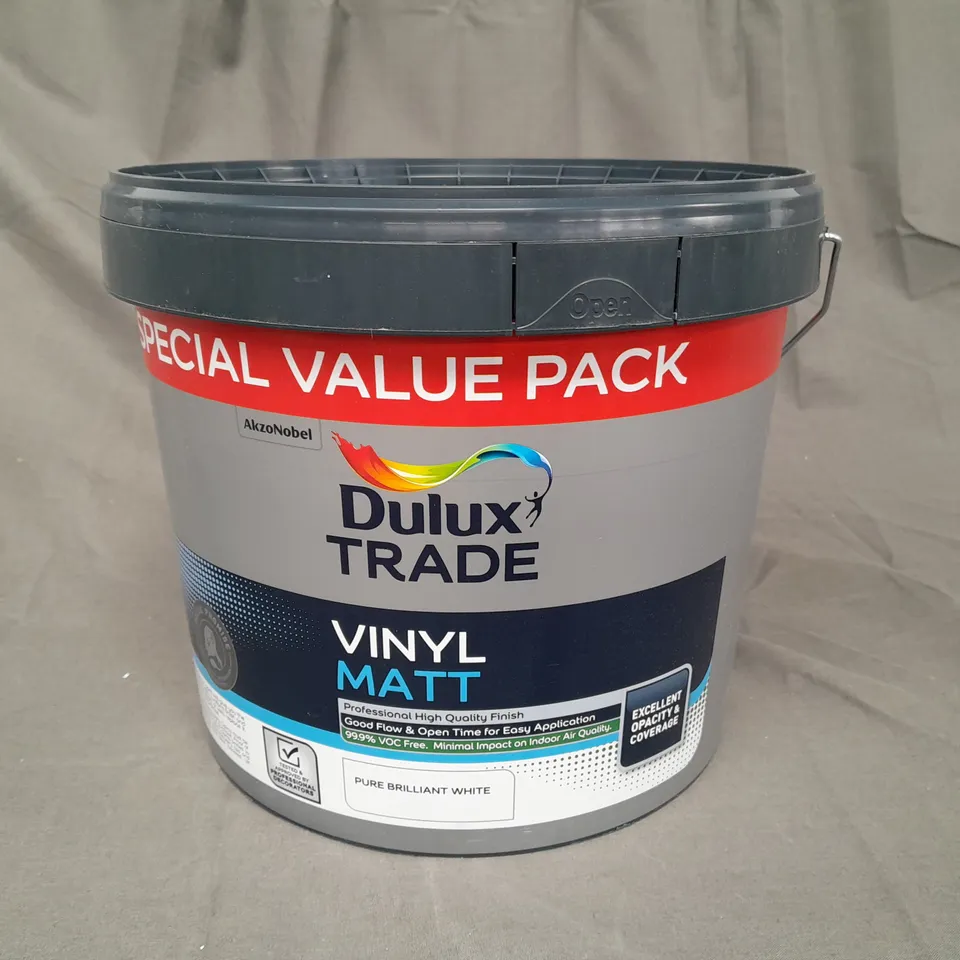 DULUX TRADE VINYL MATT PAINT IN PURE BRILLIANT WHITE (7.5L)