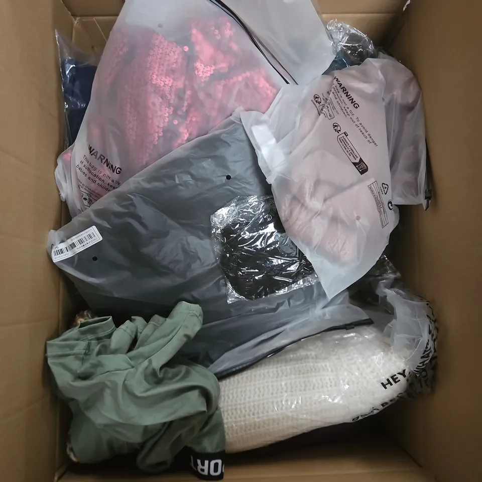 APPROXIMATELY 25 ASSORTED CLOTHING PRODUCTS IN VARIOUS STYLES & SIZES TO INCLUDE JUMPERS, T-SHIRTS, DRESSES ETC