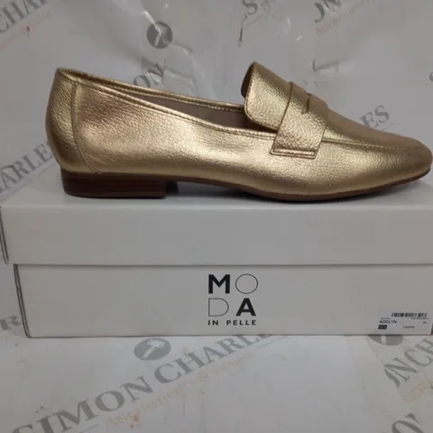 BOXED PAIR OF MODA IN PELLE ADELYN GOLD LEATHER UNLINED FLAT LOAFER IN SIZE 40
