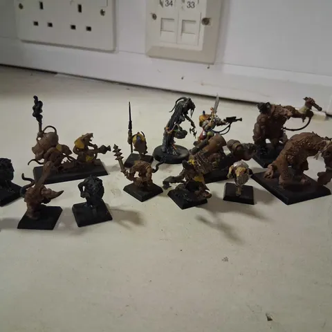LARGE QUANTITY OF GAMES WORKSHOP WARHAMMER MINIATURES LOT – ASSORTED FIGURES
