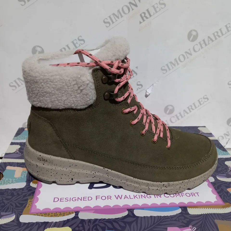 BOXED PAIR OF SKECHERS GLACIAL ULTRA BOOTS SIZE 5