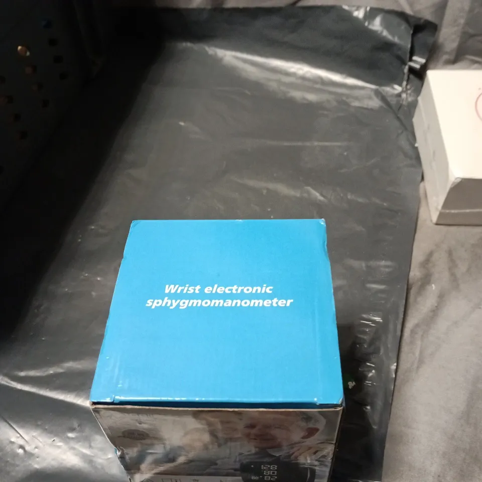 BOX OF APPROXIMATELY 10 ELECTRONIC ITEMS TO INCLUDE: HEARING DEVICE AND ELECTRONIC SPHYGMOMANOMETER