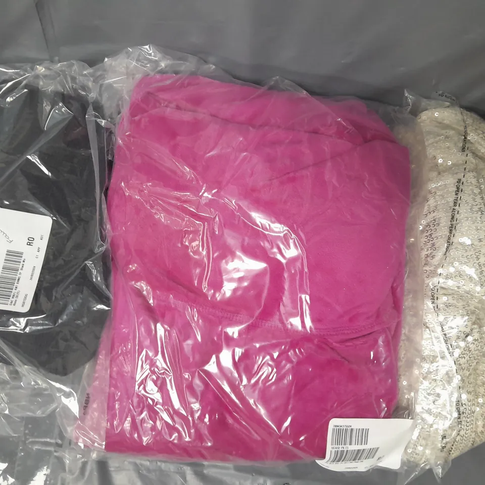 BOX OF APPROXIMATELY 10 ASSORTED CLOTHING AND FASHION ITEMS IN VARIOUS STYLES, SIZES, AND COLOURS - COLLECTION ONLY