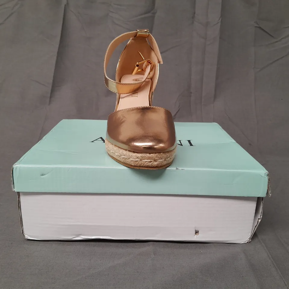 BOXED PAIR OF AJVANI COLLECTION CLOSED TOE WEDGE SHOES IN METALLIC ROSE GOLD UK SIZE 6