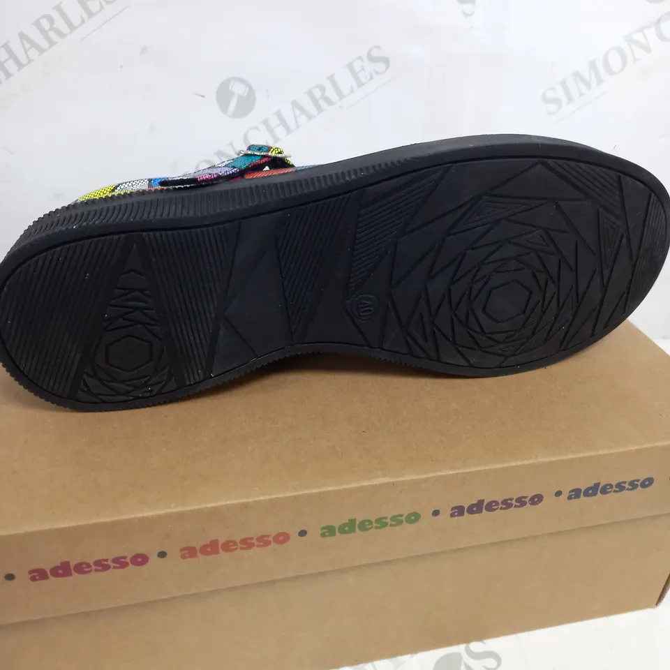 BOXED PAIR OF ADESSO ABSTRACT MULTICOLOURED PRINT SHOES SIZE 6