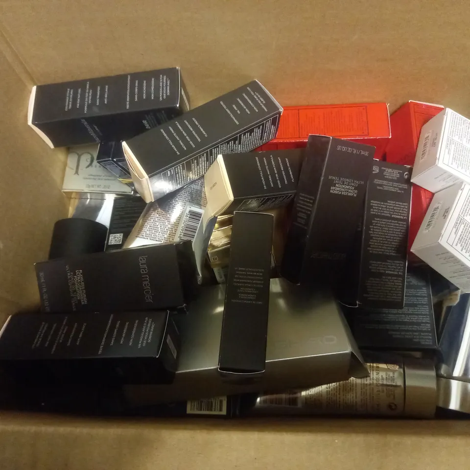 BOX OF APPROX 25 HEALTH AND BEAUTY ITEMS TO INCLUDE - LAURA MERCIER BODY BUTTER - SHILEIDO SYNCHRO SKIN GLOW - SHILEIDO SYNCHRO SKIN PRESSED POWDER ECT 