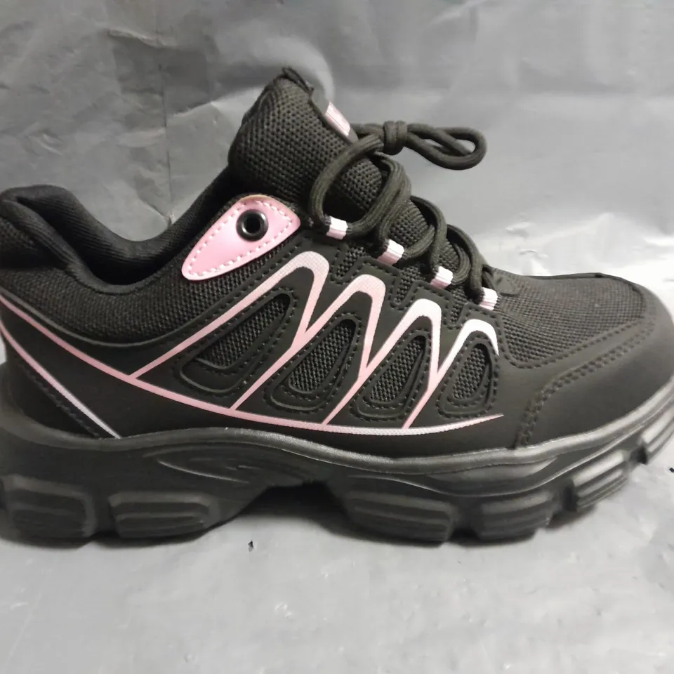 PAIR OF PINK/BLACK SAFETY SHOES - 39