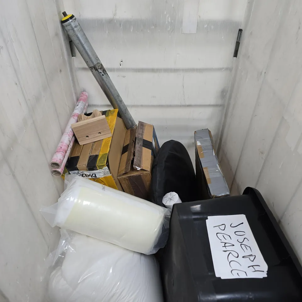 APPROXIMATELY 10 ASSORTED HOUSEHOLD PRODUCTS TO INCLUDE WALLPAPER, BED SHEETS, STORAGE BOX ETC - COLLECTION ONLY 