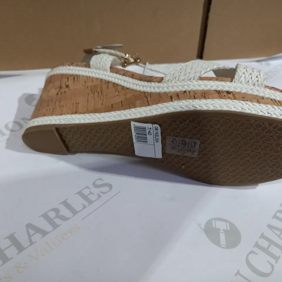 DUNE WHITE SANDAS SIZE 7