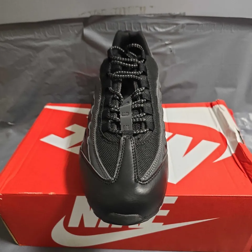 BOXED PAIR OF NIKE AIR MAX 95 TT TRAINERS - UK SIZE 8.5