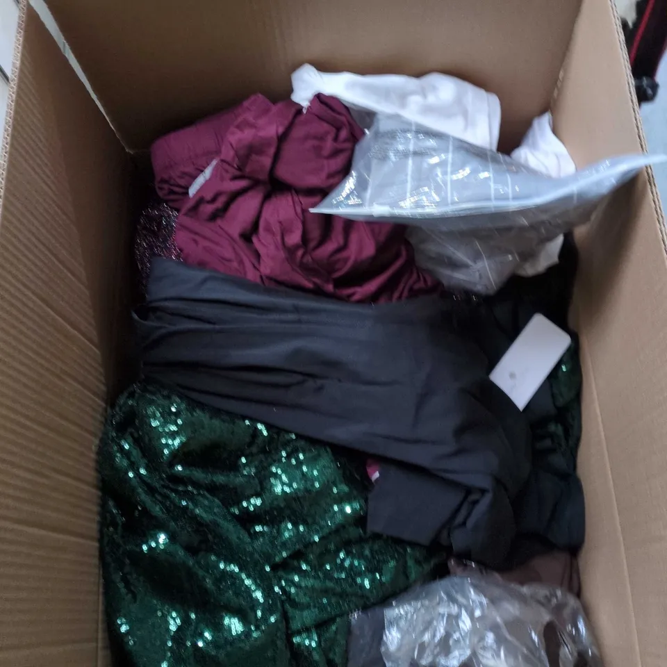 BOX OF APPROXIMATELY 20 ASSORTED ITEMS TO INCLUDE: HEATED GLOVES AND JEAN SHORTS