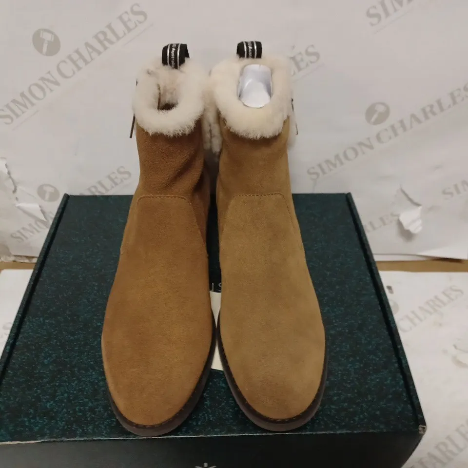 EMU AUSTRAILIA CHESTNUT EXPLORE BOOTS - SIZE 8