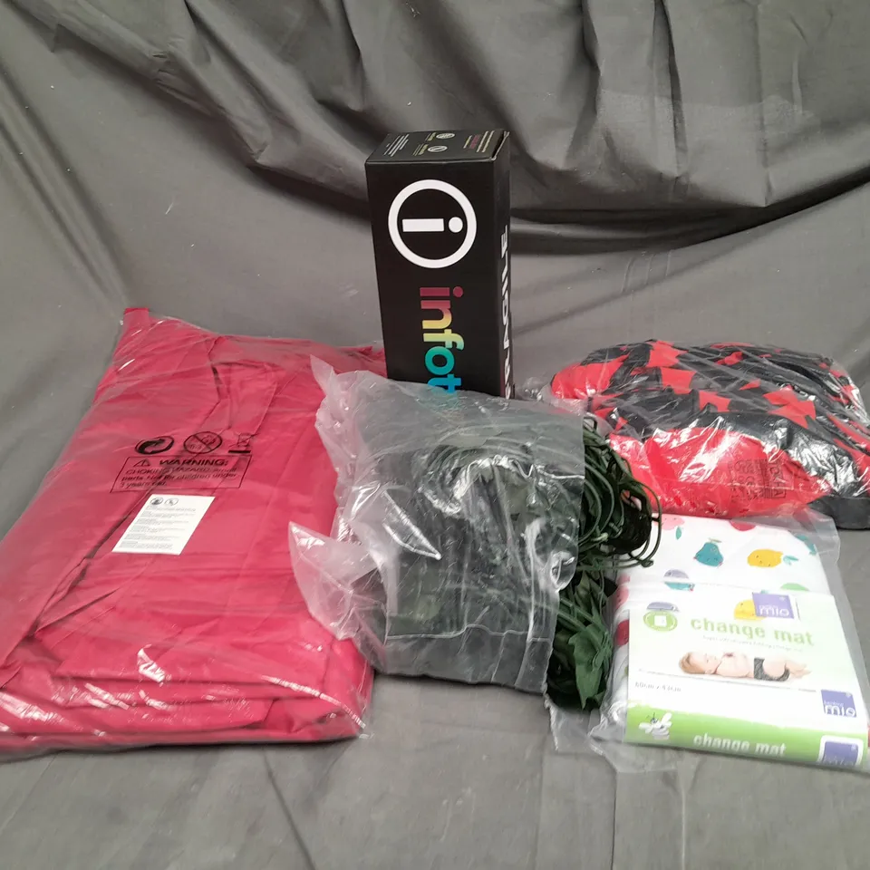 LARGE BOX OF ASSORTED HOUSEHOLD ITEMS TO INCLUDE CHANGING MAT, WORK GLOVES AND WARNING SIGNS