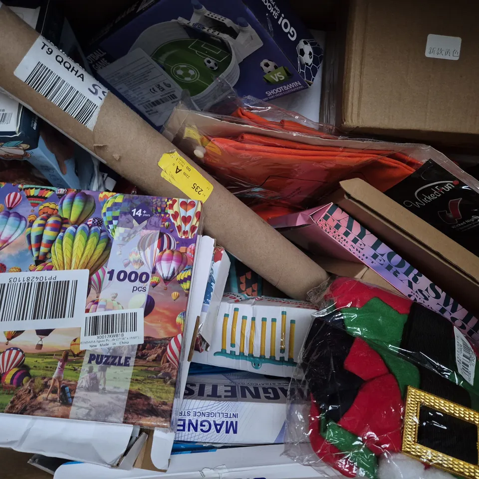 BOX OF APPROXIMATELY 15 ASSORTED TOYS AND GAMES TO INCLUDE PAINT YOUR PARTNER CHALLENGE, MAGNETS, ETC - COLLECTION ONLY