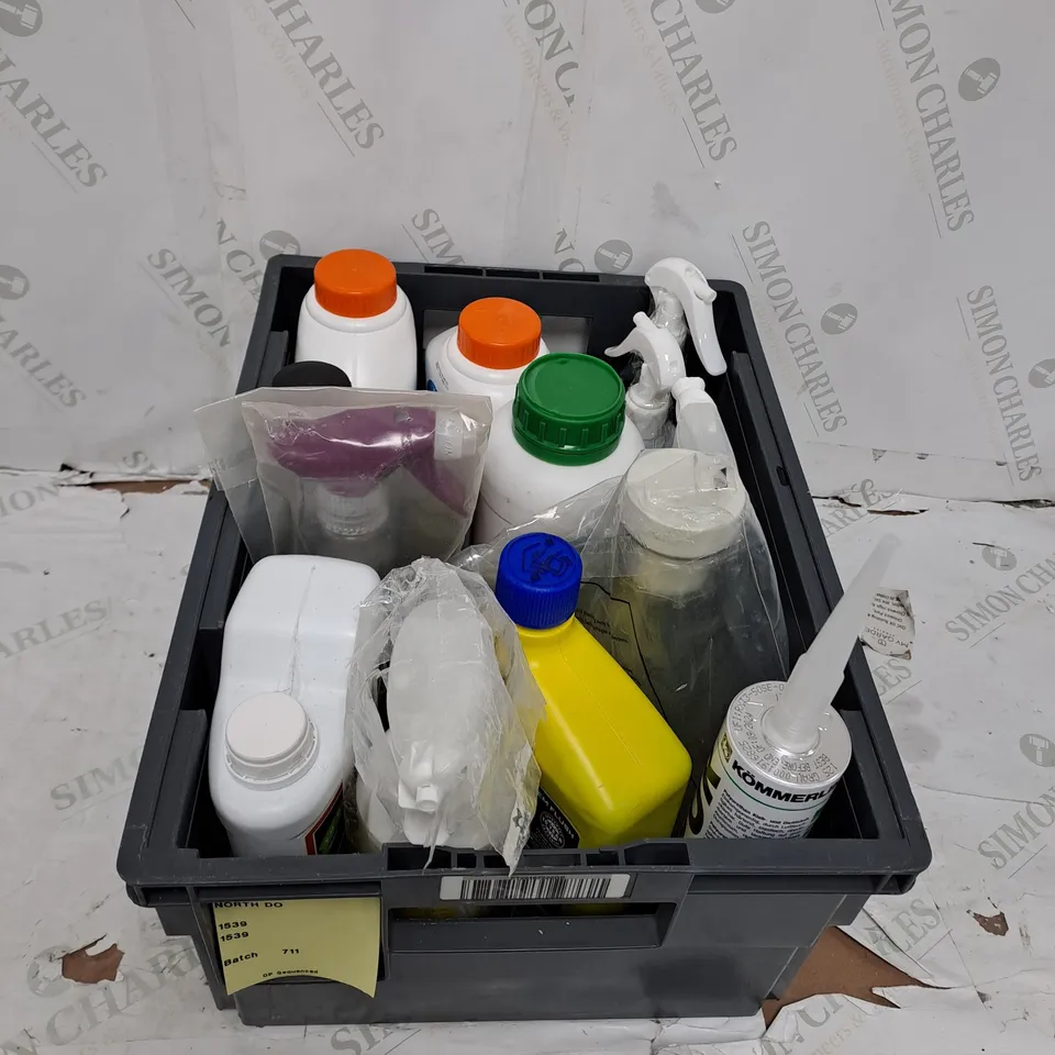 GROUP OF ASSORTED CLEANING ITEMS TOO INCLUDE CHAIN OIL , DETERGENT , LIMESCALE REMOVER , ETC 