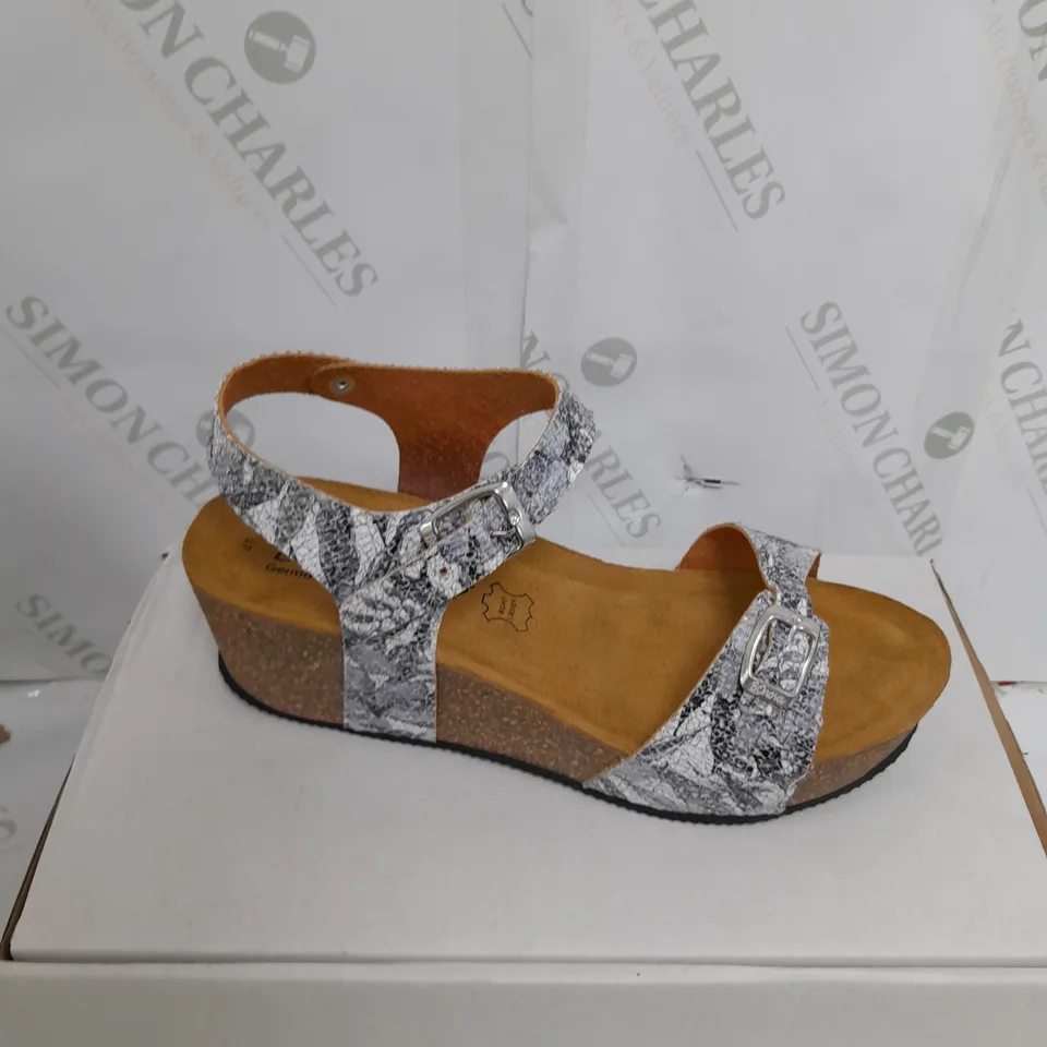 BOXED PAIR OF BONOVA BLOCK HEIGHT SANDALS SIZE 8