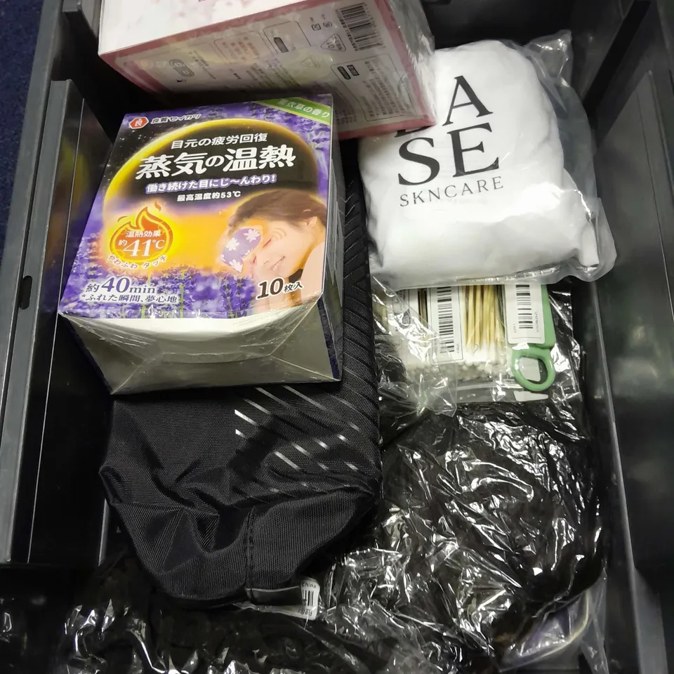 TOTE OF APPROX 10 SYNTHETIC HAIR PRODUCTS TOO INCLUDE WIGS AND ACCESSORIES 