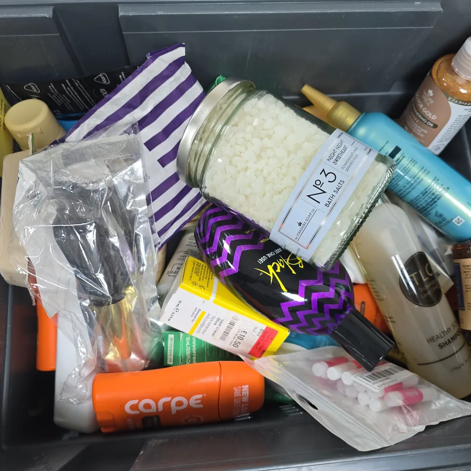 APPROXIMATELY 15 ASSORTED HEALTH & BEAUTY PRODUCTS TO INCLUDE NO3 BATH SALTS, DAISE VANILLA GLOW BODY SCRUB, HEALTHY SCALP SHAMPOO, ETC - COLLECTION ONLY