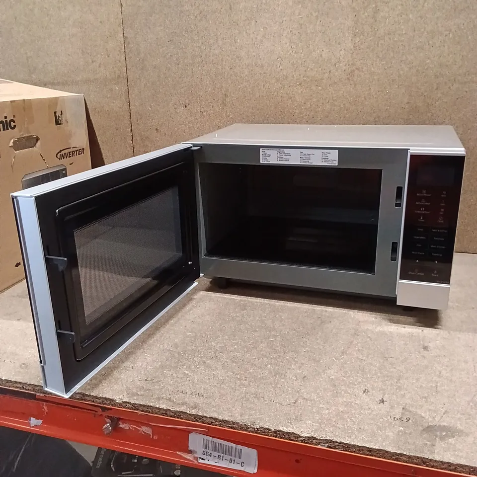 BOXED PANASONIC FLATBED MICROWAVE OVEN, NN-SF464MBPQ - SILVER