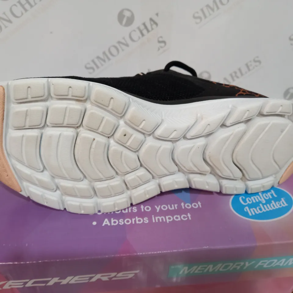 BOXED SKETCHERS MEMORY FOAM BLACK SHOES - SIZE 6
