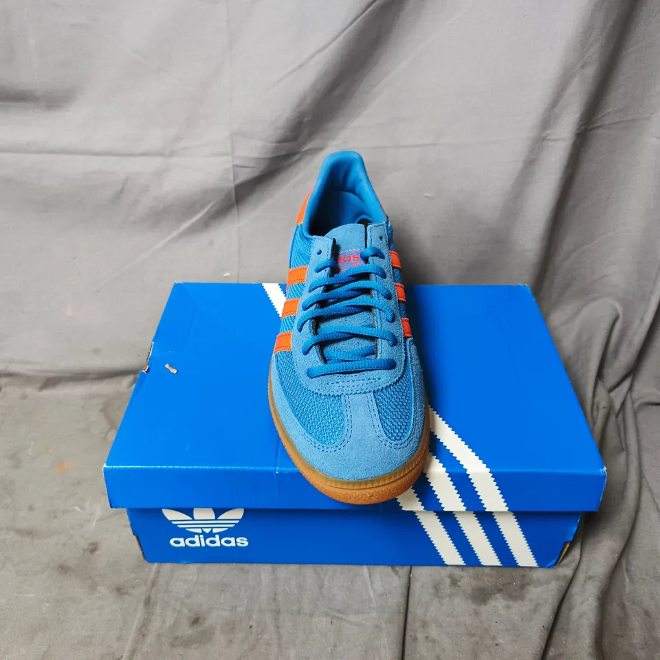 BOXED PAIR OF ADIDAS MENS HANDBALL SPEZIAL TRAINERS IN BLUE/ORANGE - UK 5