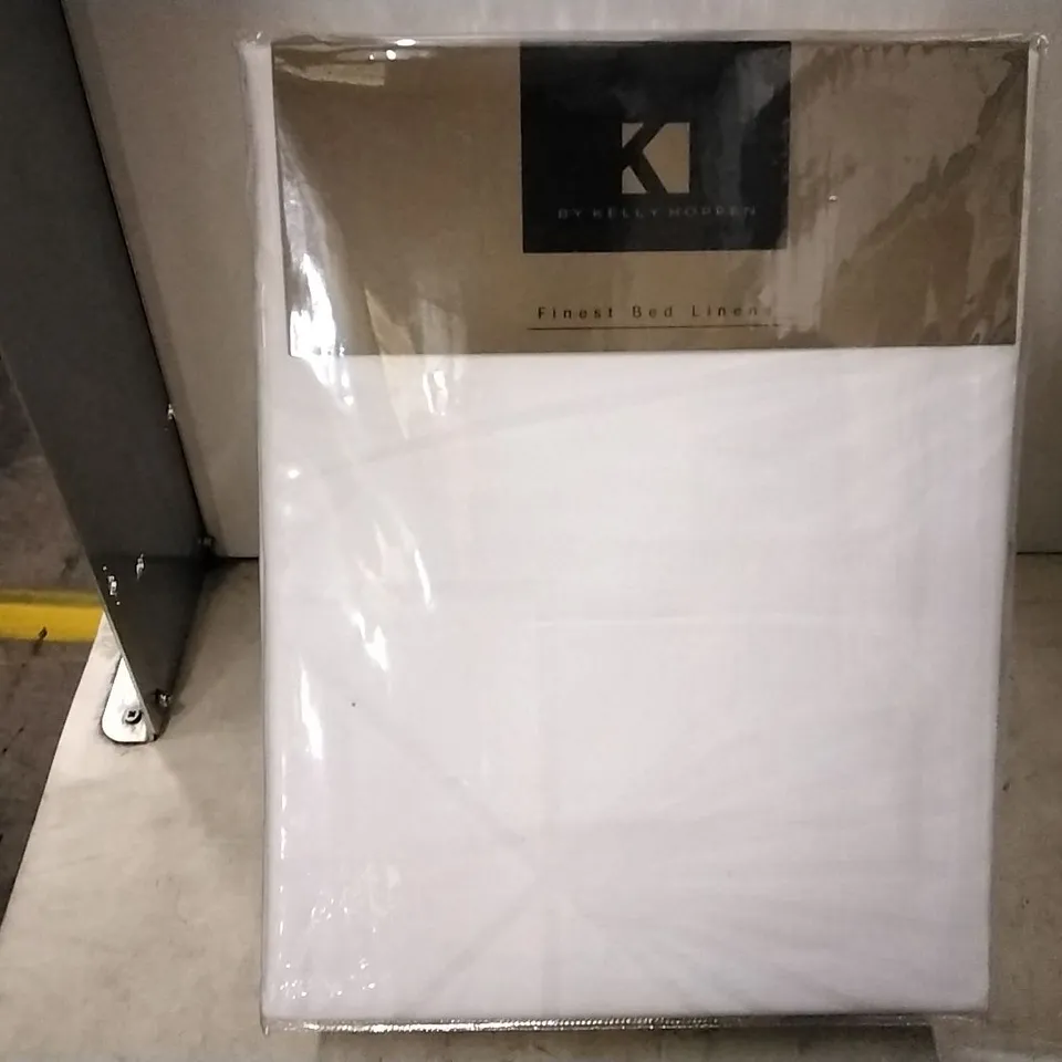 BRAND NEW KELLY HOPPEN DUVET SET , WHITE , KING SIZE 