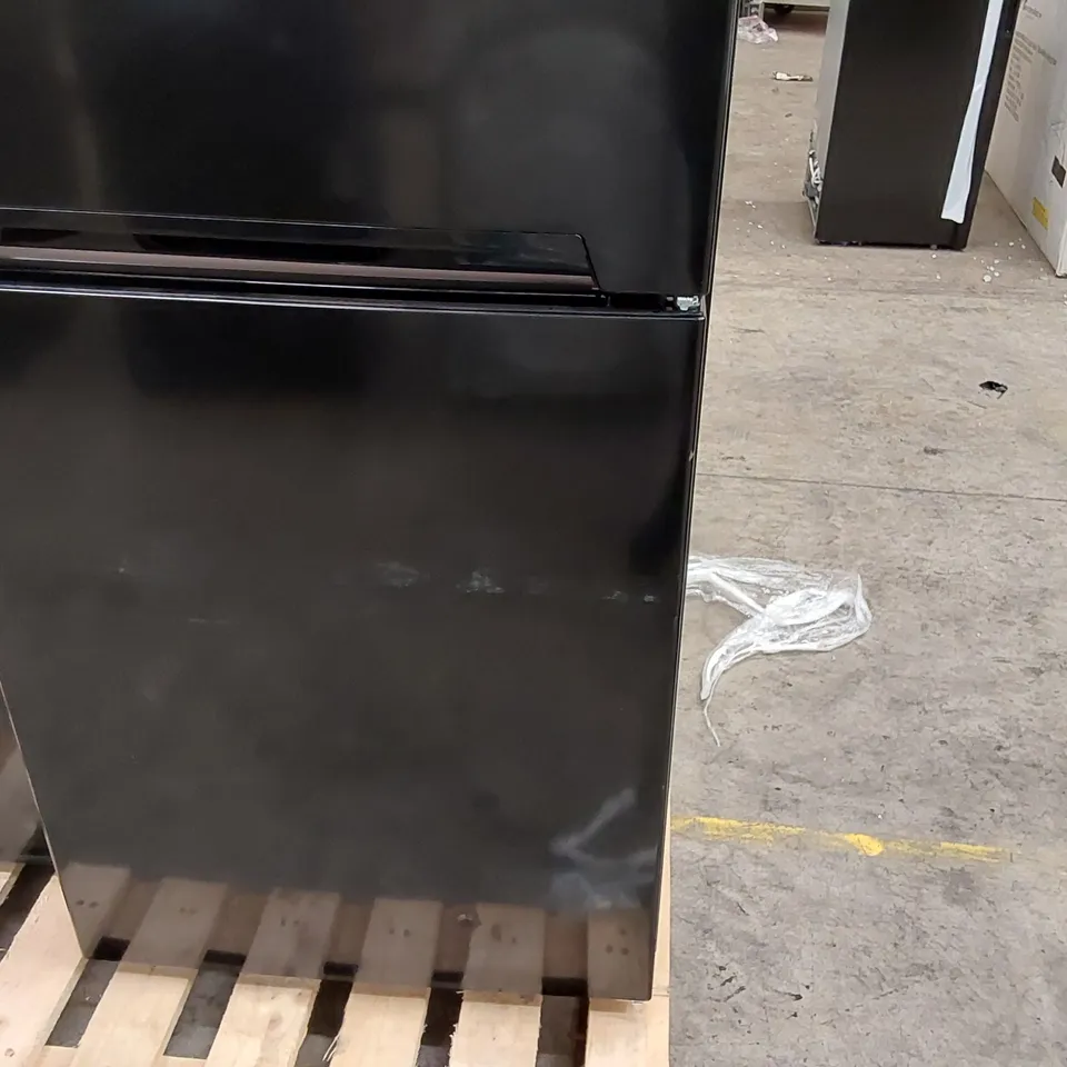 RUSSELL HOBBS RH180FFFF55B FREESTANDING FROST FREE FRIDGE FREEZER WITH ADJUSTABLE THERMOSTAT & FEET, 70/30 279L 180CM HIGH, LED LIGHT - BLACK