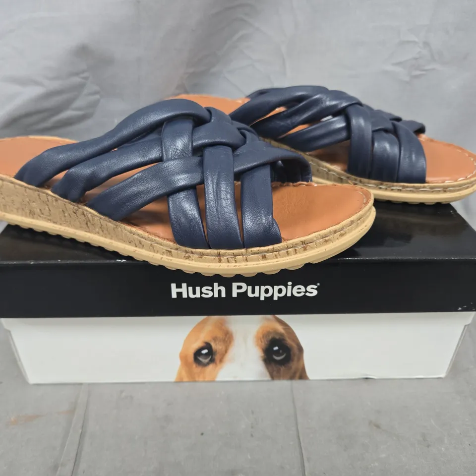 BOXED PAIR OF HUSH PUPPIES ALYSSA SLIDE SANDALS IN NAVY SIZE 8